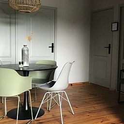 Open leefruimte in Vakantiehuis in Wetering, Noordwest Overijssel met keuken en sfeervolle verlichting.