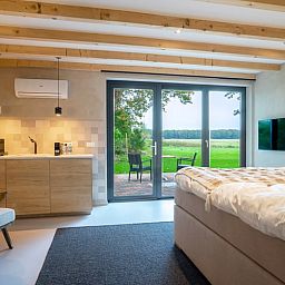 Gezellige binnenruimte van Vakantiehuis in Staphorst met uitzicht op groene natuur in Overijssel.