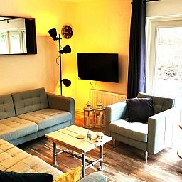Cozy living room of De Duunhaes in Ouddorp, Zeeland with comfortable sofas and modern furnishings.