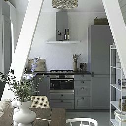 Moderne keuken in Casa Pueblo Viejo, vakantiehuis in Ouddorp, ideaal voor een ontspannen verblijf.