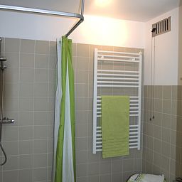 Stijlvolle badkamer in Kussengevecht Duinvilla, Den Haag, vakantiehuis aan de Noordzeekust met bad en moderne douche.