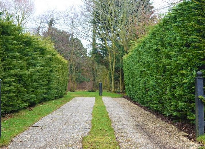 Moderne badkamer in vakantiehuis De Krim Texel, De Cocksdorp, met ruime douche en dubbele wastafel.