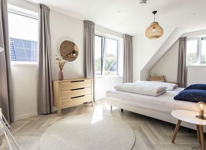 Gezellige woonkamer in Vakantiepark So What, Villa 8 Pers. op Texel met moderne inrichting en natuurlijke accenten.