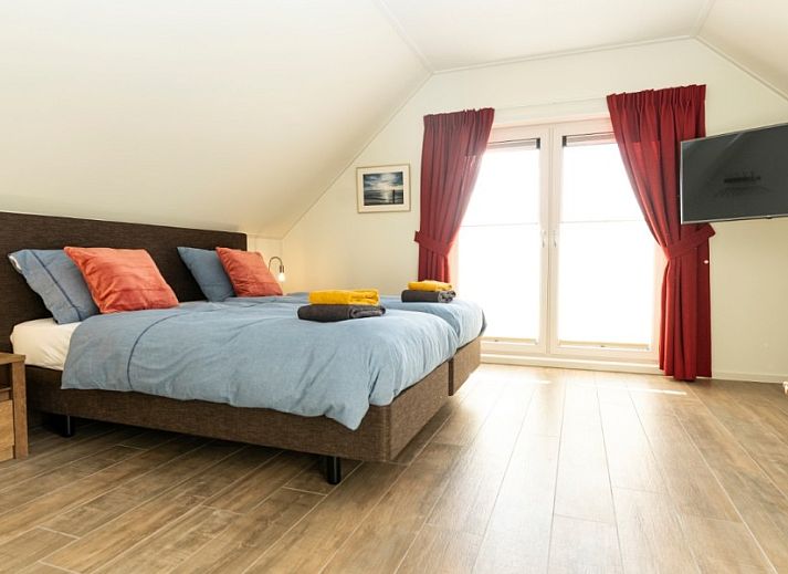 Duinrand Vakantievilla's Type 2 in De Koog, Texel, met rieten dak en bloemenrijke omgeving voor een ontspannen verblijf.