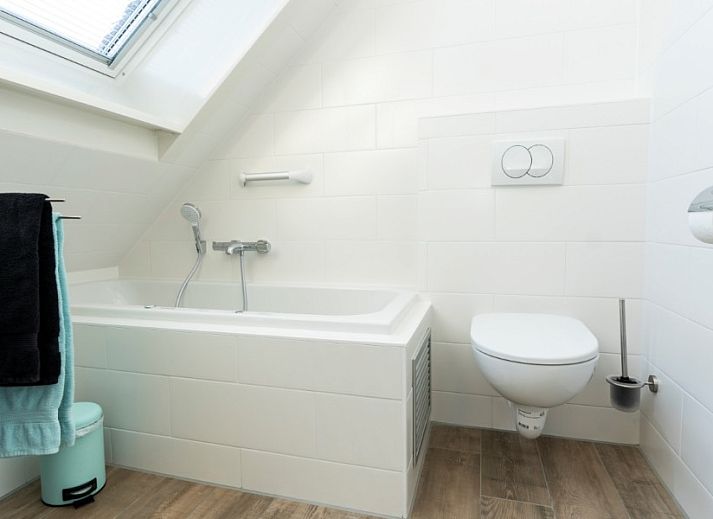 Duinrand Vakantievilla's Type 2 in De Koog, Texel, met rieten dak en bloemenrijke omgeving voor een ontspannen verblijf.