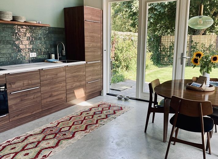 Gezellige zithoek met houtkachel in vakantiehuis Paal 234, De Koog, Texel, Waddeneilanden.