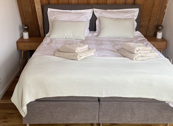 Buitenzijde van vakantiehuis Paal 234 in De Koog, Texel, omgeven door groene natuur.