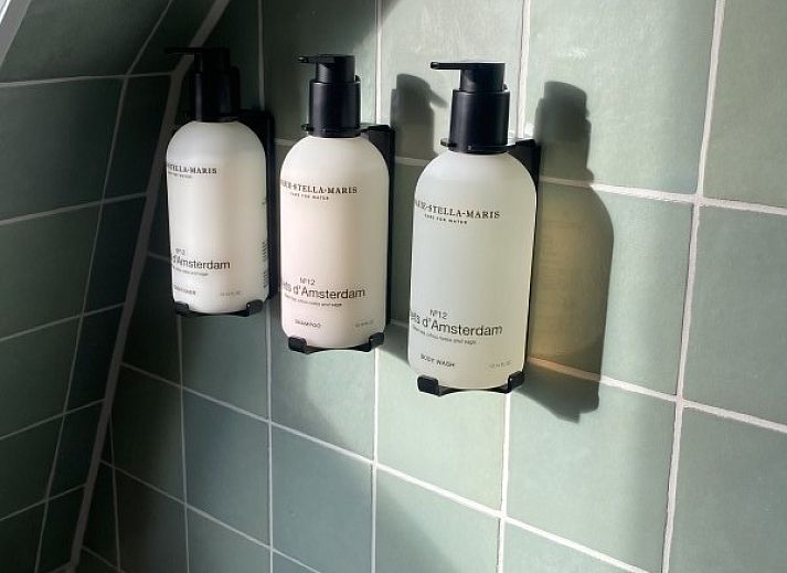 Lichte leefruimte in vakantiehuis Paal 234, De Koog, Texel, met comfortabele stoelen en grote ramen.