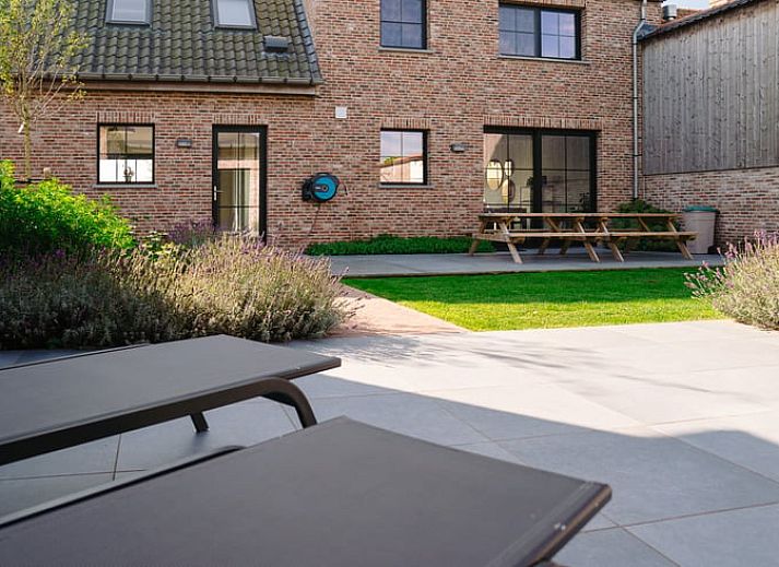 Gezellig vakantiehuisje in Gistel, West-Vlaanderen met landelijke bakstenen gevel en ruime oprit, ideaal voor een ontspannen verblijf.