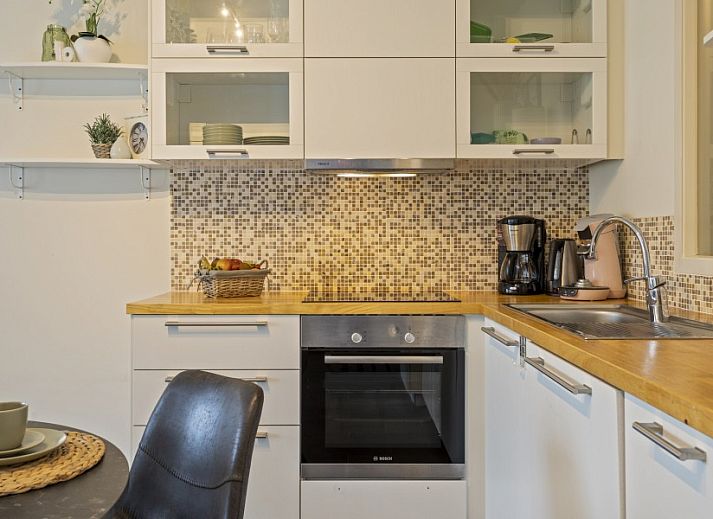 Lichte woonkamer en eetruimte in Flat Marthe, Sint-Idesbald, ideaal appartement voor een vakantie aan de Belgische kust.