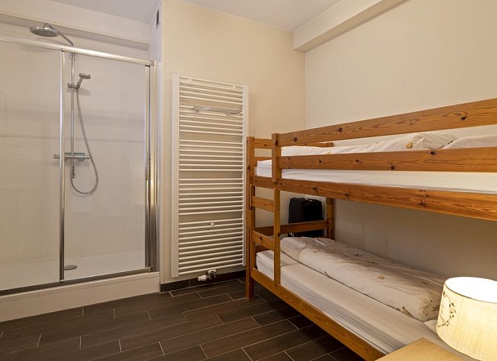 Moderne open keuken in Flat Marthe, Sint-Idesbald, biedt comfort en stijl voor een aangenaam verblijf in West-Vlaanderen.