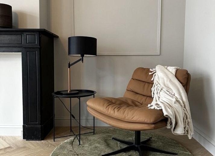 Stijlvolle woonkamer in Villa Frans Luxe Appartement, Oostende, met comfortabele bank en grote ramen.