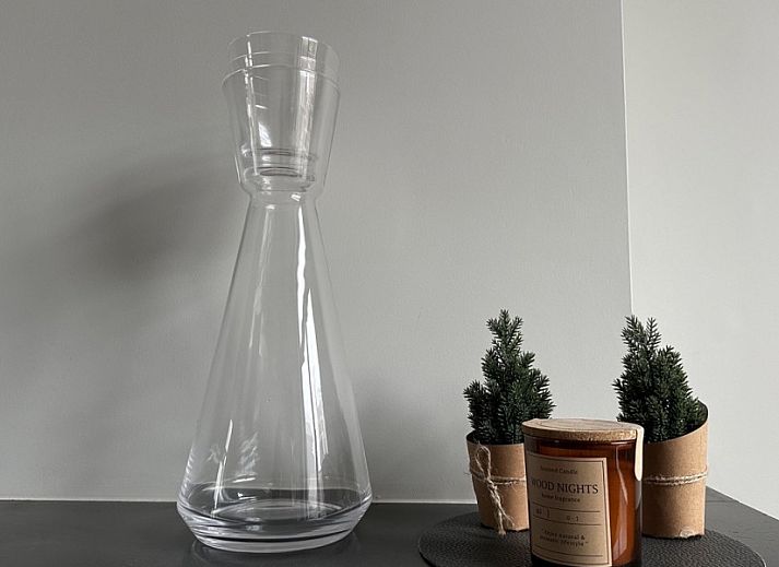 Gezellige leeshoek in Villa Frans Luxe Appartement, Oostende, met comfortabele stoel en sfeervolle lamp.