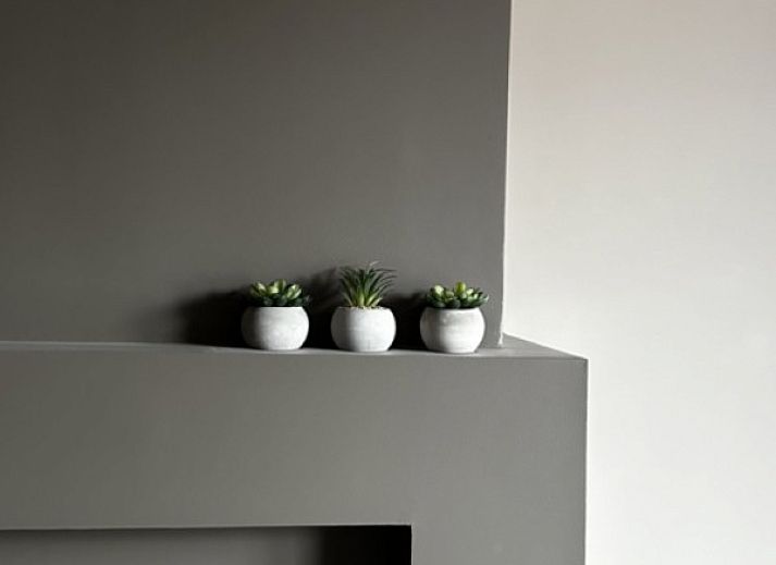 Gezellige leeshoek in Villa Frans Luxe Appartement, Oostende, met comfortabele stoel en sfeervolle lamp.