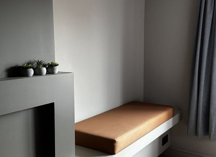 Ruime keuken in Villa Frans Luxe Appartement, Oostende, met moderne apparatuur en stijlvolle kasten.