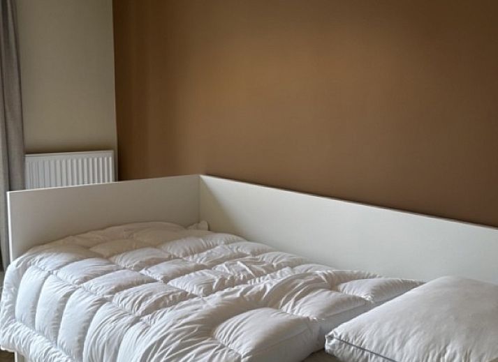 Ruime keuken in Villa Frans Luxe Appartement, Oostende, met moderne apparatuur en stijlvolle kasten.