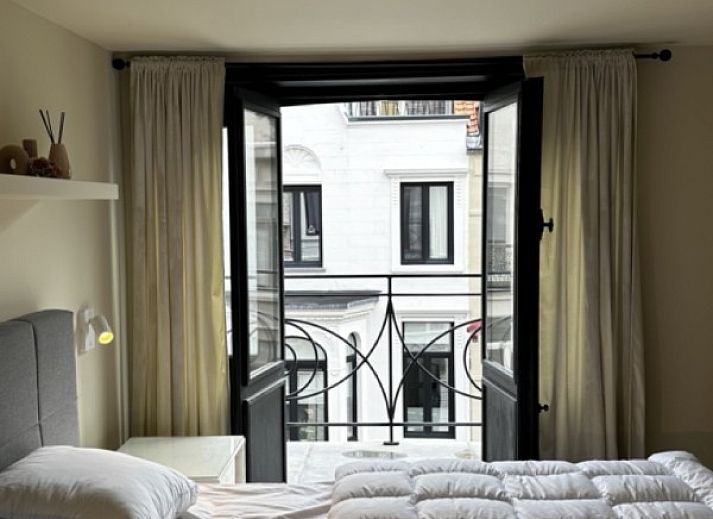 Luxe badkamer in Villa Frans Luxe Appartement, Oostende, met dubbele wastafel en grote spiegel.