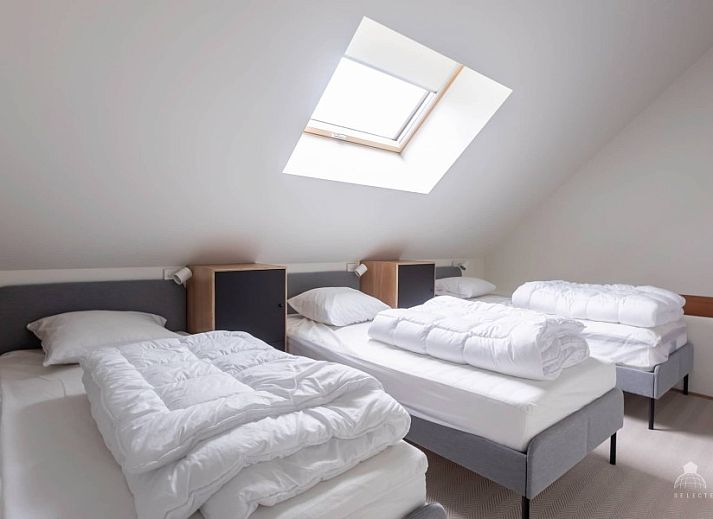 Luxe badkamer in Villa Frans Luxe Appartement, Oostende, met dubbele wastafel en grote spiegel.