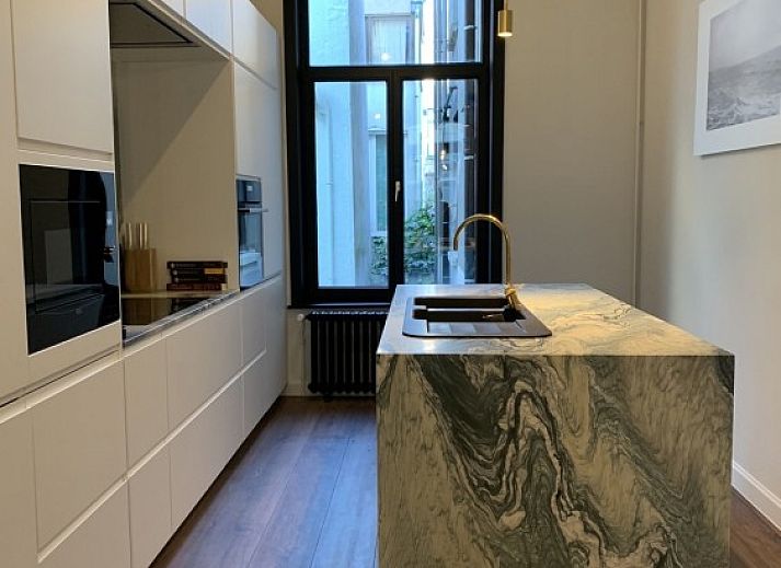 Stijlvolle woonkamer van Villa Francine, Oostende, vakantieappartement met comfortabele inrichting en veel natuurlijk licht.