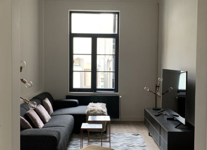 Luxe badkamer in Villa Francine, Oostende, met marmeren afwerking en elegant bad voor ultieme ontspanning.