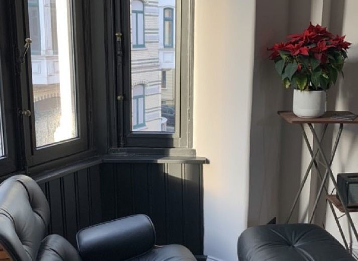 Moderne douche in Villa Francine, Oostende, vakantiehuis met stijlvolle marmeren tegels en luxe voorzieningen.