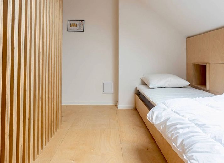 Ruime badkamer in Villa Francine, Oostende, met moderne faciliteiten en elegant design in West-Vlaanderen.