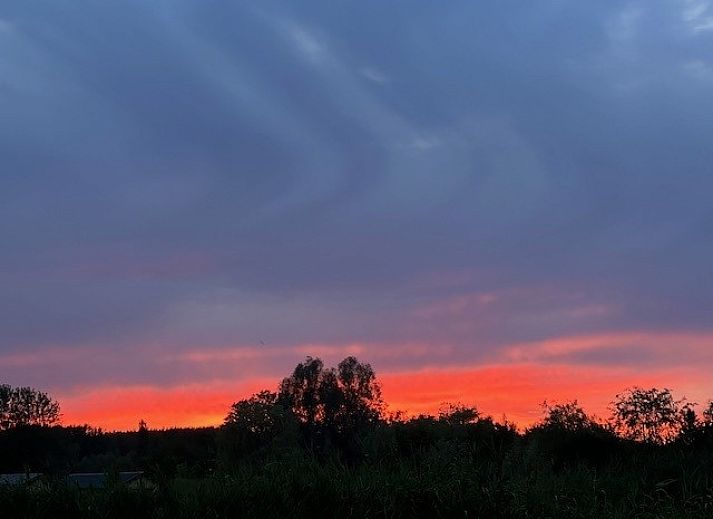 Gezellige binnenruimte van Black Pearl vakantiehuis in Moerzeke, Oost-Vlaanderen, met eet- en slaapgedeelte.
