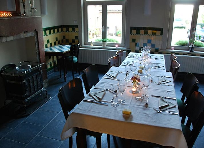 Groene omgeving bij Vakantiehuisje in Onkerzele, Geraardsbergen, met weelderige planten en rustieke charme in Oost-Vlaanderen.