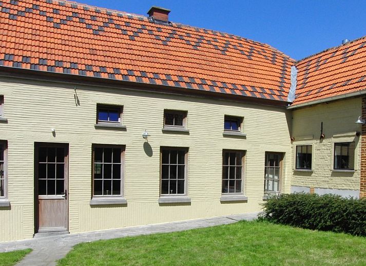 Gezellige slaapkamer met blauw-witte accenten in 't Nophof vakantiehuis, Kluisbergen-Zulzeke, Oost-Vlaanderen, Belgie.