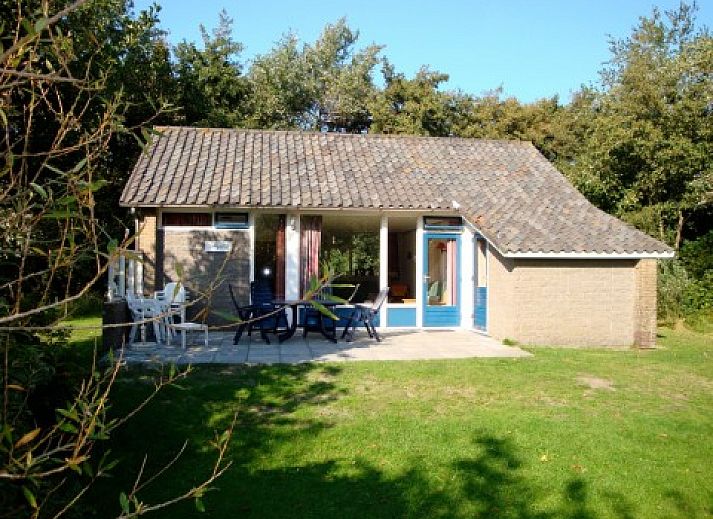 De Olm bungalow met zonnig terras in Midsland Noord, Terschelling, omringd door natuur.