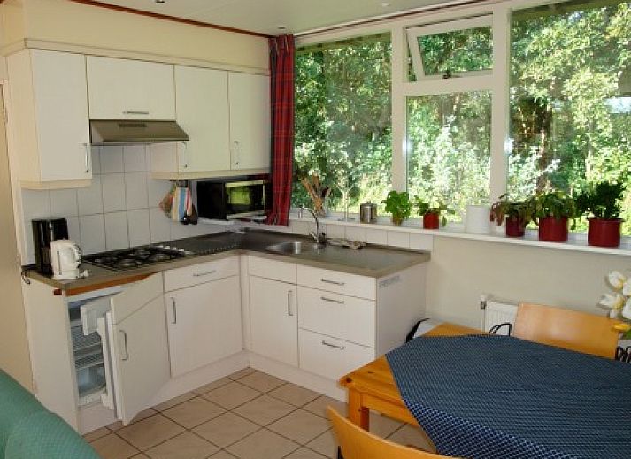 De Olm bungalow met zonnig terras in Midsland Noord, Terschelling, omringd door natuur.