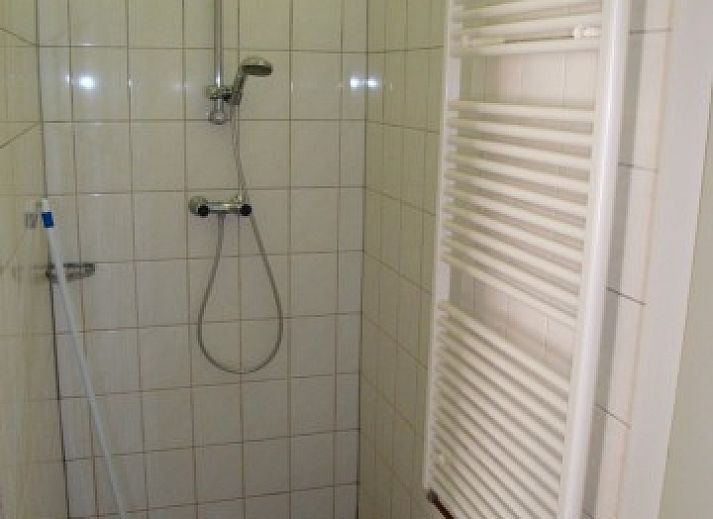 Gezellige woonkamer in de Olm vakantiehuis, Midsland Noord, Terschelling, met moderne keuken.