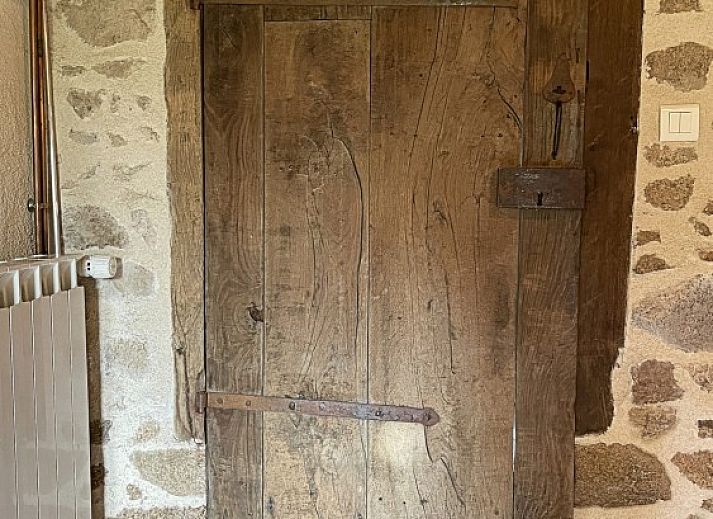 Ervaar de landelijke charme van La Vallade, een vakantiehuis in Le Bourg-d'Hem, Limousin, met stenen gevel en ruime buitenruimte.