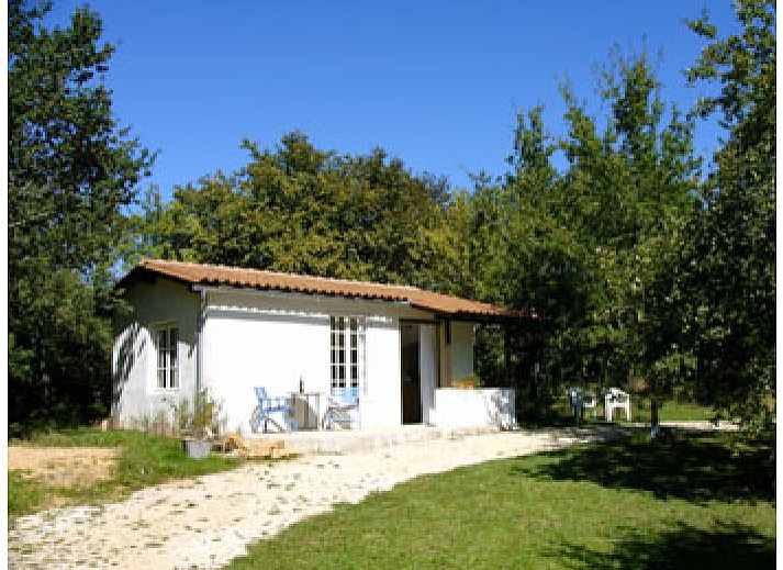 Charmant vakantieverblijf ABRI te Villars, Aquitaine, Frankrijk, genesteld in een groene oase.