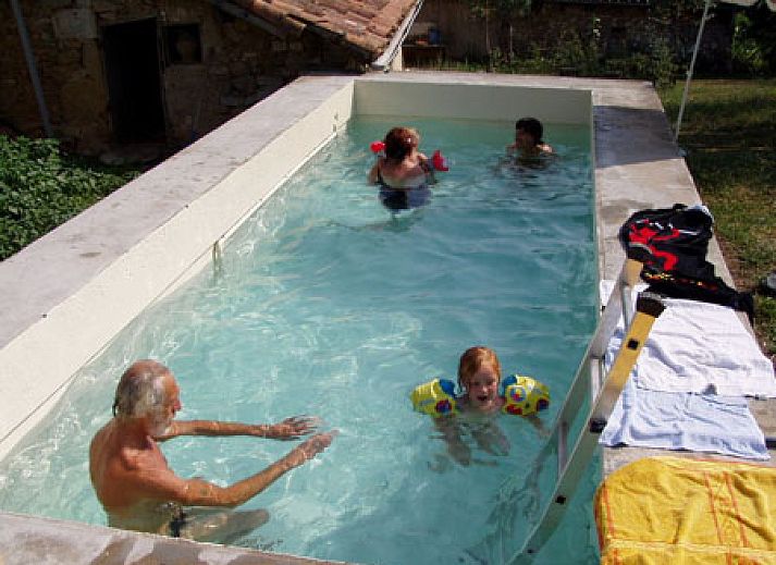 Charmant vakantieverblijf ABRI te Villars, Aquitaine, Frankrijk, genesteld in een groene oase.