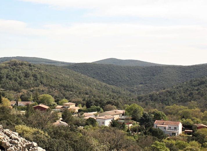 Ontdek het adembenemende landschap bij Vakantiehuis in Carlenas- et Levas, Languedoc, omgeven door groene heuvels en natuur.