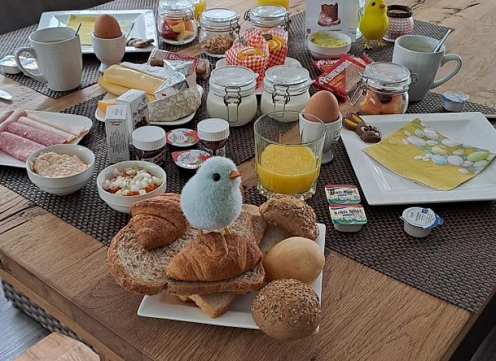 Lichte woonkamer van Chalet Sigal in Poppel, Antwerpen. Comfortabel interieur met uitzicht op de groene omgeving.