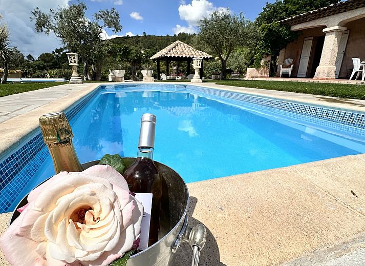 Ontspan in het vakantiehuis Chez Brunette, gelegen in Cabasse, Provence, met een schitterend zwembad en natuurlijke omgeving.