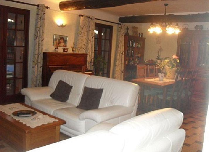 Verken de serene tuin en het zwembad van vakantiehuis Chez Brunette in Cabasse, Provence, ideaal voor een rustgevende vakantie.