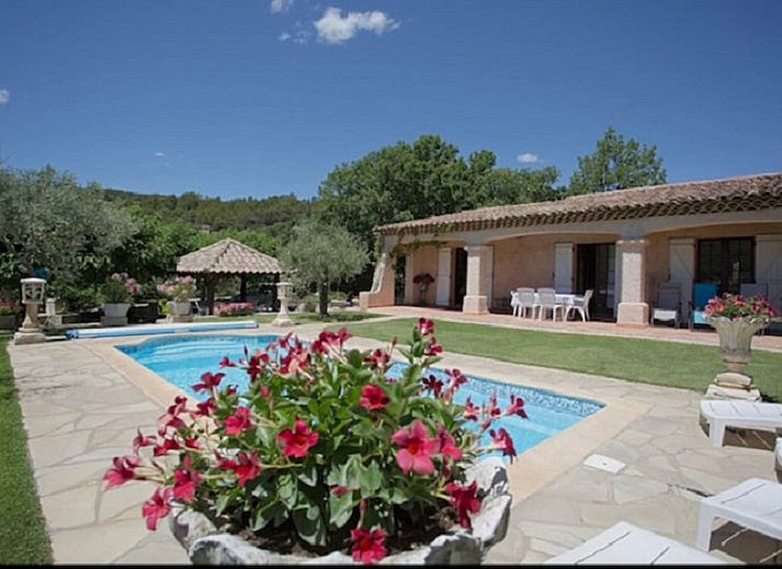 Verken de serene tuin en het zwembad van vakantiehuis Chez Brunette in Cabasse, Provence, ideaal voor een rustgevende vakantie.