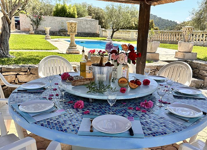 Vakantiehuis Chez Brunette in Cabasse, Provence, met sfeervol terras en zwembad, omringd door natuurpracht.