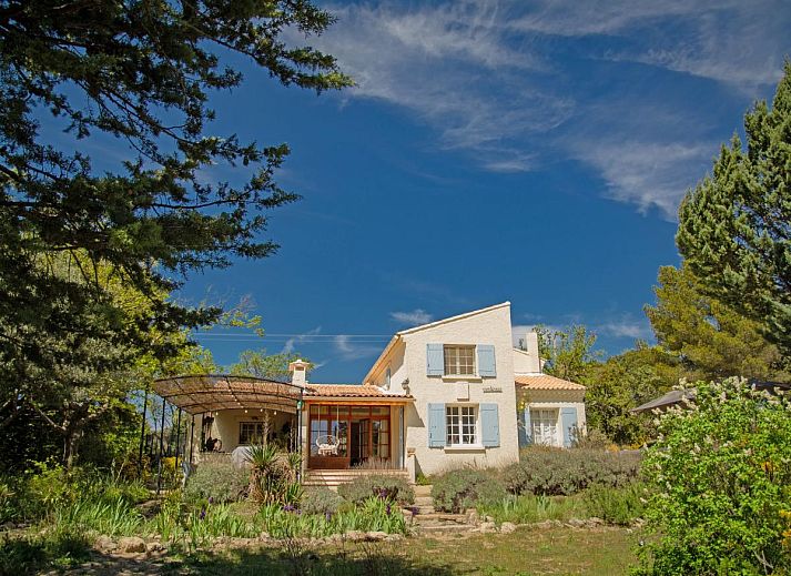 Geniet van Villa Cantirane, een vakantiehuis in Saint-Pierre-de-Vassols, Provence, met een serene tuin en een verfrissend zwembad.