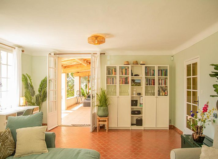 Villa Cantirane in Saint-Pierre-de-Vassols biedt een sfeervolle eetruimte met toegang tot een zonnig terras in de Provence.