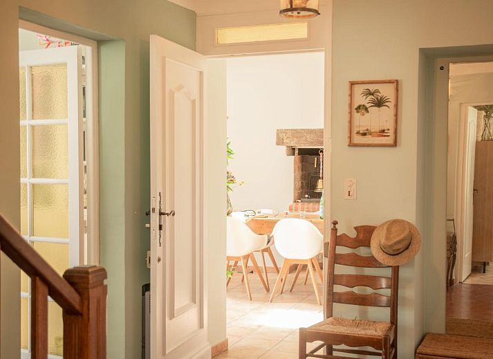 Villa Cantirane, een vakantiehuis in Saint-Pierre-de-Vassols, Provence, biedt een uitnodigende woonkamer met zachte banken en warme sfeer.