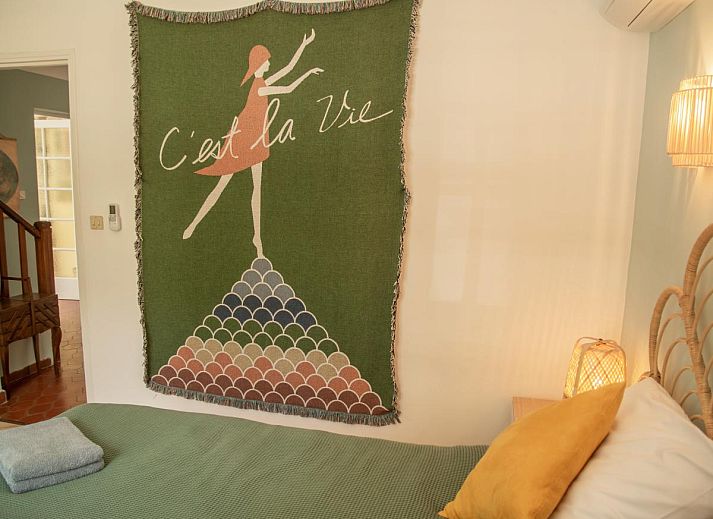 Villa Cantirane, een vakantiehuis in Saint-Pierre-de-Vassols, Provence, biedt een uitnodigende woonkamer met zachte banken en warme sfeer.