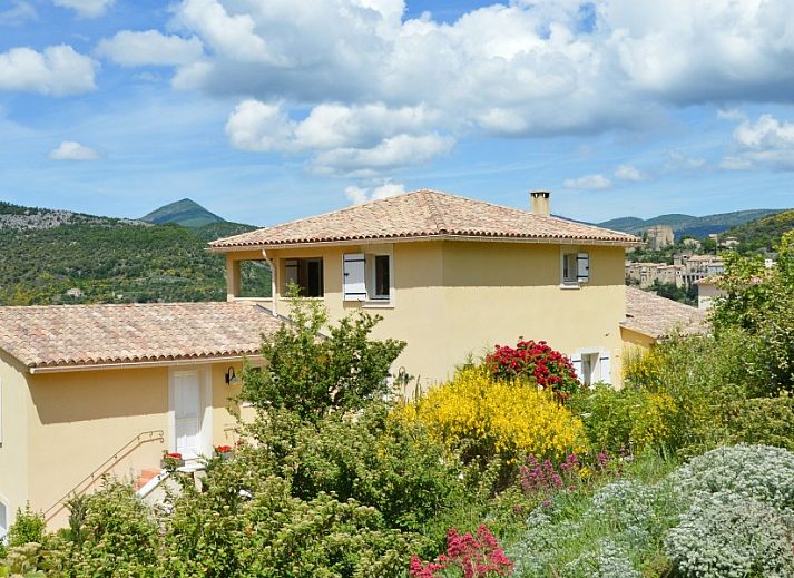 Geniet van het panoramische uitzicht bij VillaFleury Appartement in Montbrun-les-Bains, Rhone-Alphes, te midden van prachtige natuur.