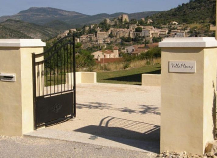 Geniet van het panoramische uitzicht bij VillaFleury Appartement in Montbrun-les-Bains, Rhone-Alphes, te midden van prachtige natuur.
