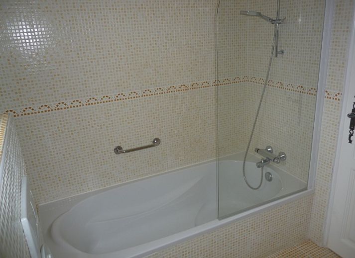 Charmante entree van VillaFleury Appartement in Montbrun-les-Bains, Rhone-Alphes, met een adembenemend uitzicht op de Franse omgeving.