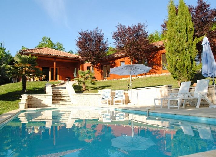Ervaar de serene omgeving van Bouysonnet, een vakantiehuis met zwembad in Salignac, Aquitaine, Frankrijk.