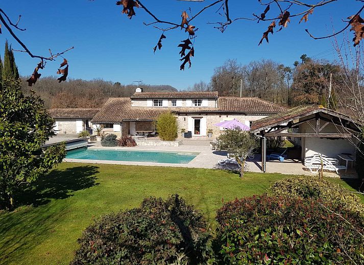 Geniet van Saphir in Saint-Sylvestre-sur-Lot, Aquitaine, met prachtig zwembad en weelderige tuin.